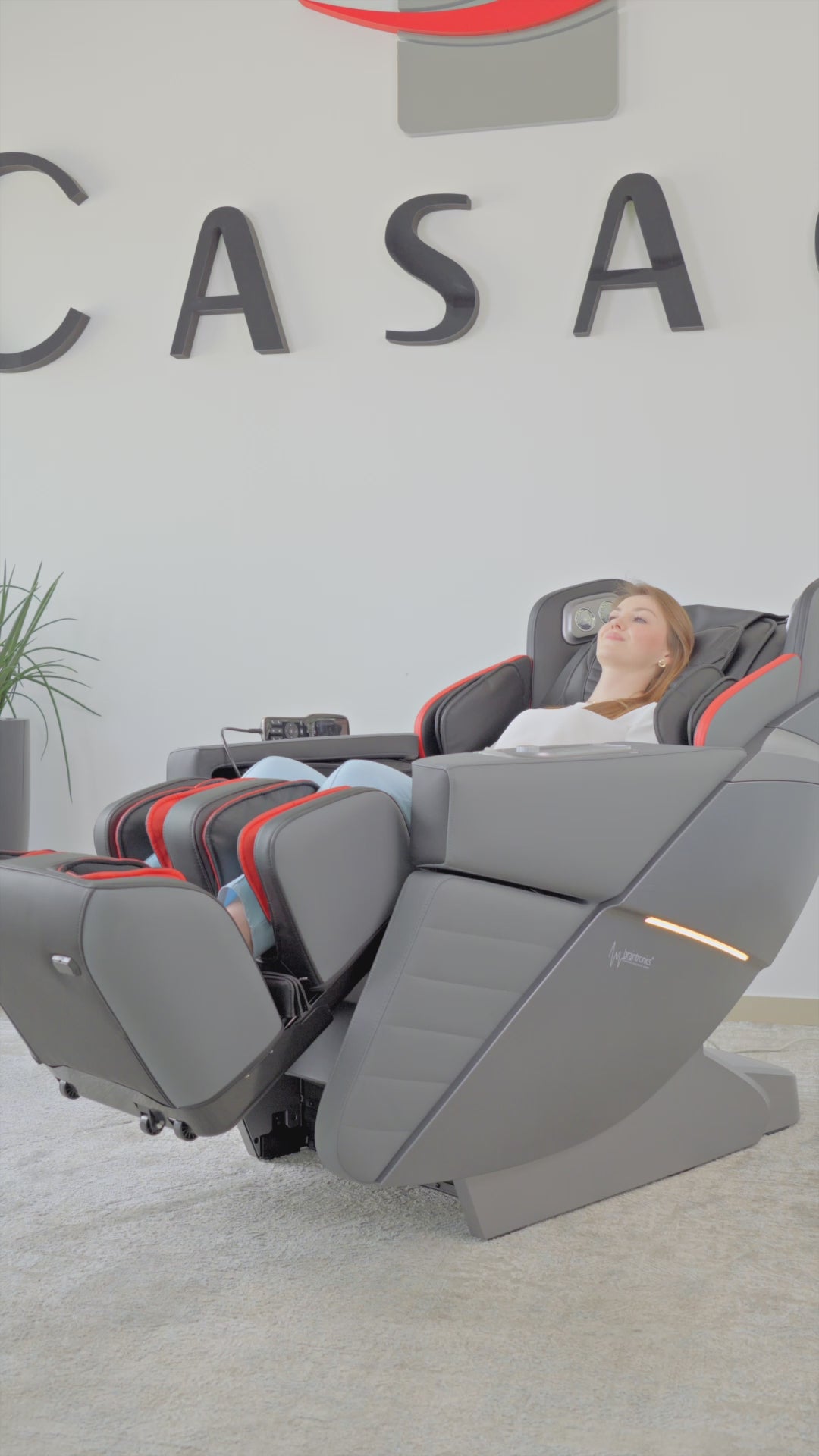 Załaduj wideo: Video przedstawia fotel masujący Alphasonic III. Modelka prezentuje jego funkcjonalności.